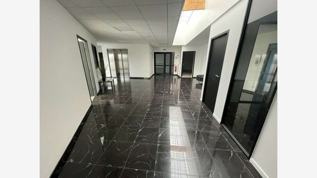 A louer plateau de bureaux 430m² R+1 à Guipavas