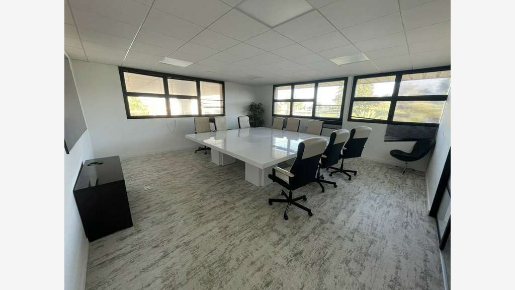 A louer plateau de bureaux 430m² R+1 à Guipavas