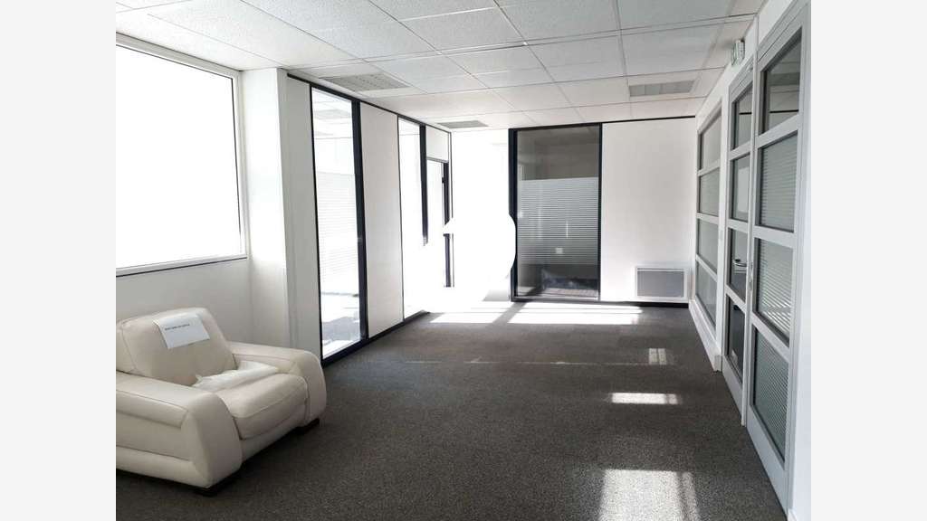A louer Bureaux 370m² Guyancourt