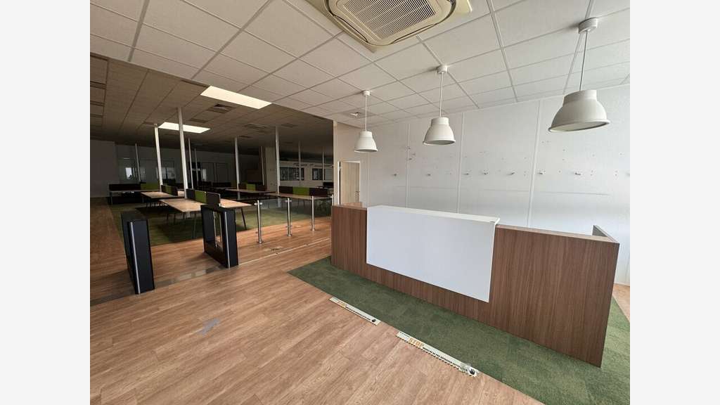 L'ISLE D'ESPAGNAC - BUREAUX à louer