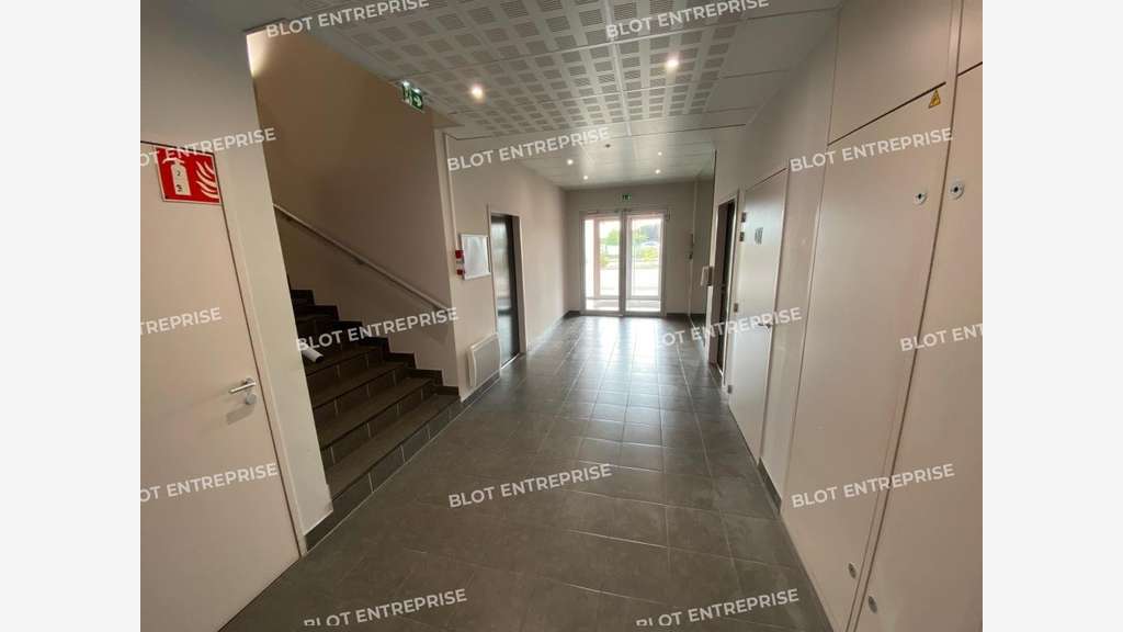 A LOUER - BATIMENT INDEPENDANT - 789 m² - LA 