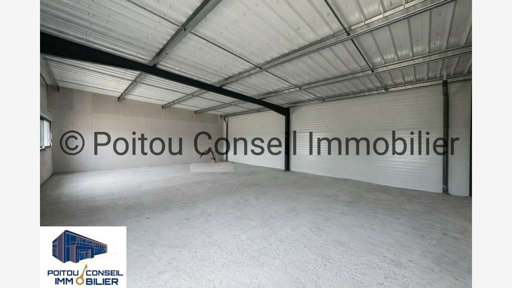 LOCAL COMMERCIAL NEUF LA CRECHE 95m2