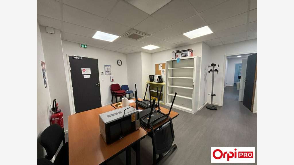 À LOUER  BUREAUX DE 154 m²  LAMBALLE RN12