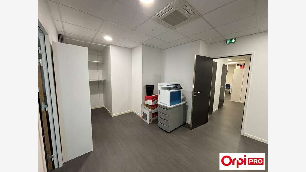 À LOUER  BUREAUX DE 154 m²  LAMBALLE RN12