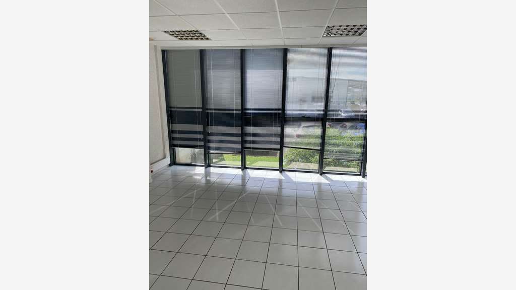 A louer local commercial 203m² en RDC Le Lamentin