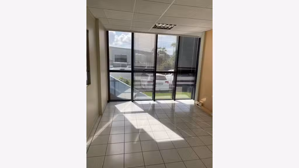 A louer local commercial 203m² en RDC Le Lamentin