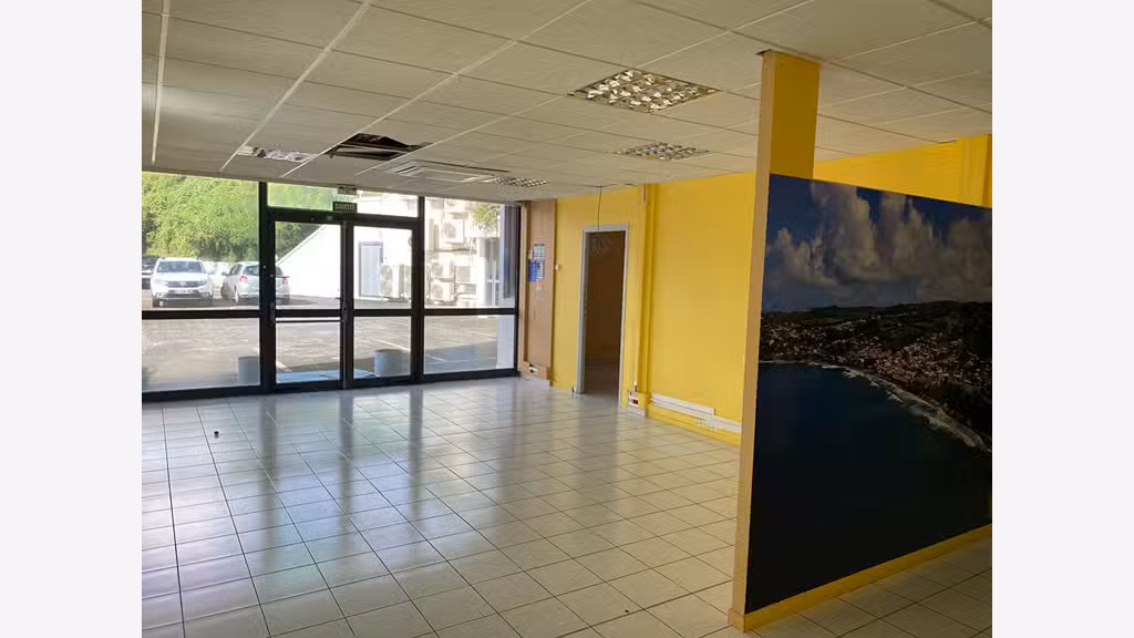 A louer local commercial 203m² en RDC Le Lamentin