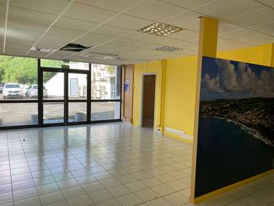 A louer local commercial 203m² en RDC Le Lamentin