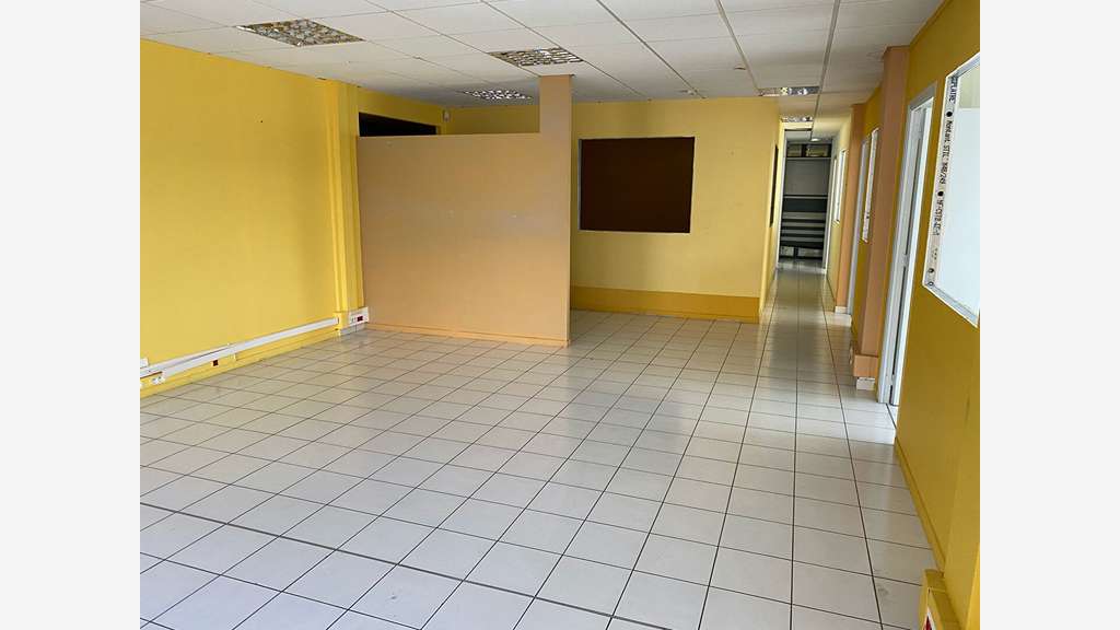 A louer local commercial 203m² en RDC Le Lamentin