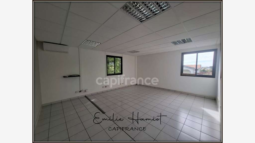 À Louer local professionnel de 116m² au Lamentin