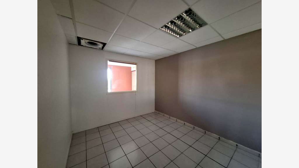À Louer local professionnel de 116m² au Lamentin