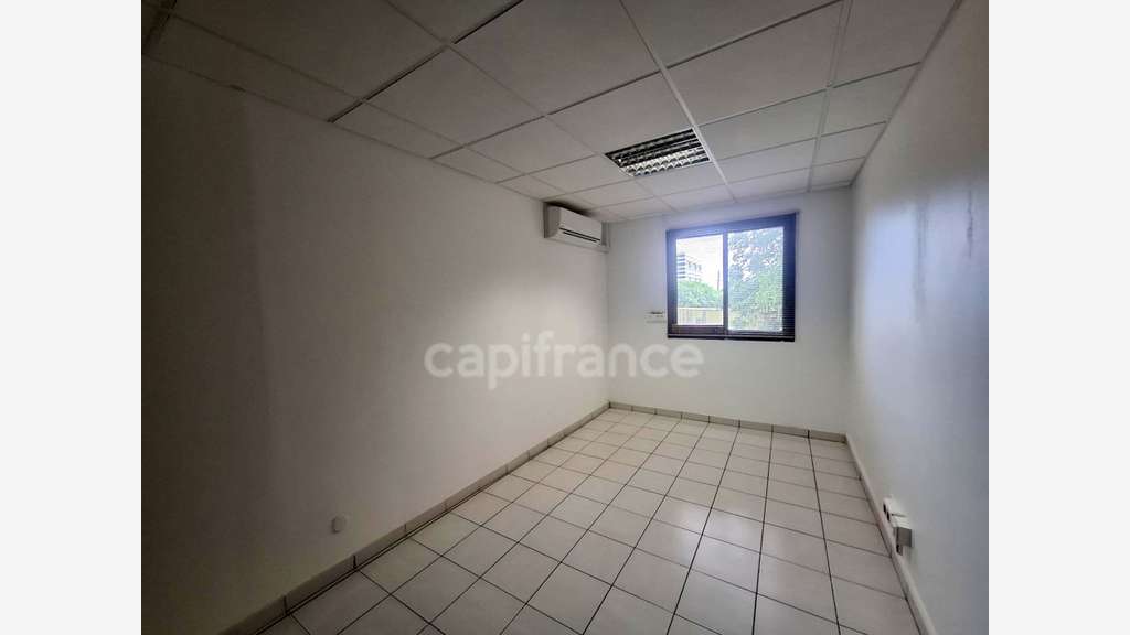 À Louer local professionnel de 116m² au Lamentin