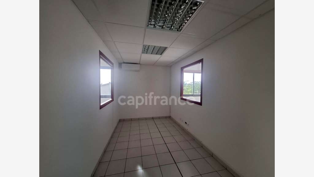 À Louer local professionnel de 116m² au Lamentin