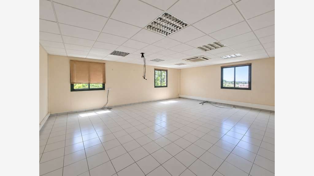 A louer local professionnel 222m² Le Lamentin