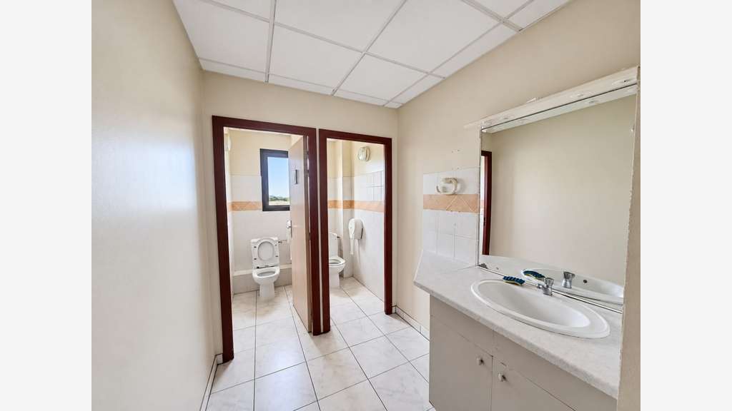 À Louer local professionnel de 222m² au Lamentin
