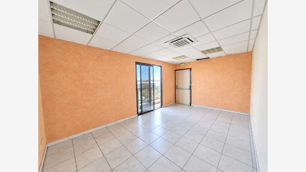 À Louer local professionnel de 222m² au Lamentin