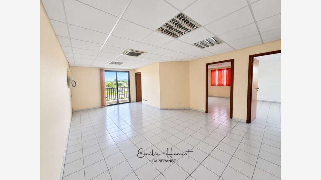 À Louer local professionnel de 222m² au Lamentin