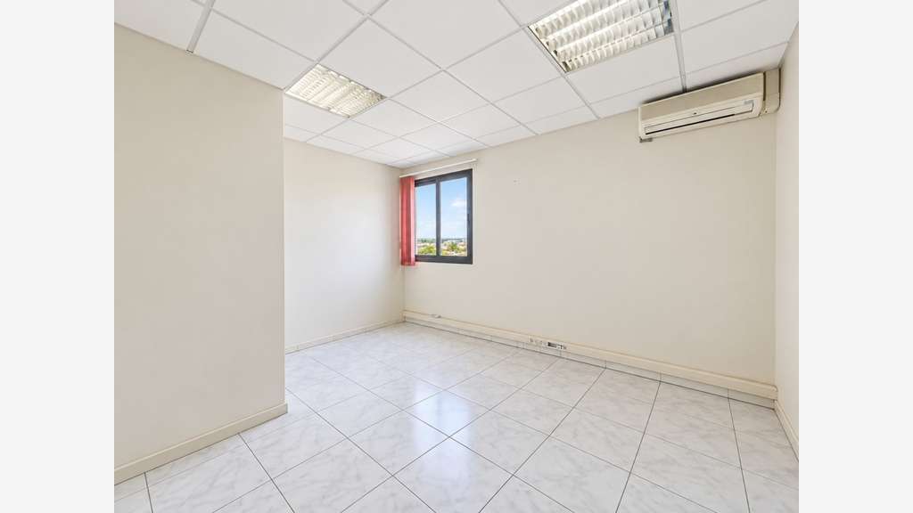 À Louer local professionnel de 222m² au Lamentin