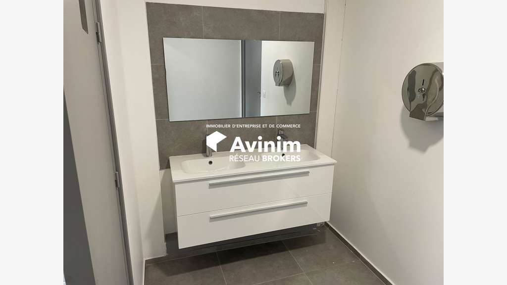 A LOUER - Bureaux de 450.00 m² - Les 
