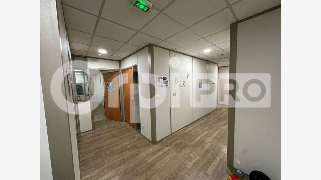 Bureau 129m² RDC à louer à Limas