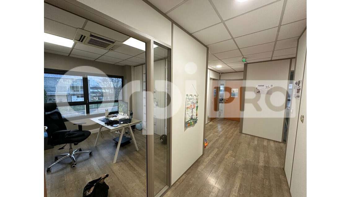 Bureau 129m² RDC à louer à Limas
