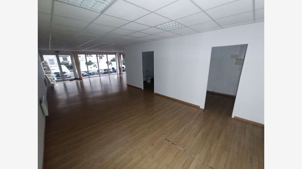 LOC Local 95m² - Agence-Bureaux 5.000 passages !