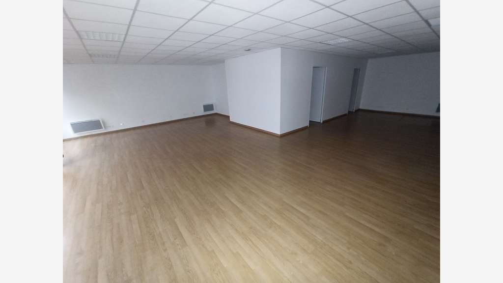 LOC Local 95m² - Agence-Bureaux 5.000 passages !