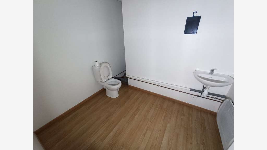 LOC Local 95m² - Agence-Bureaux 5.000 passages !