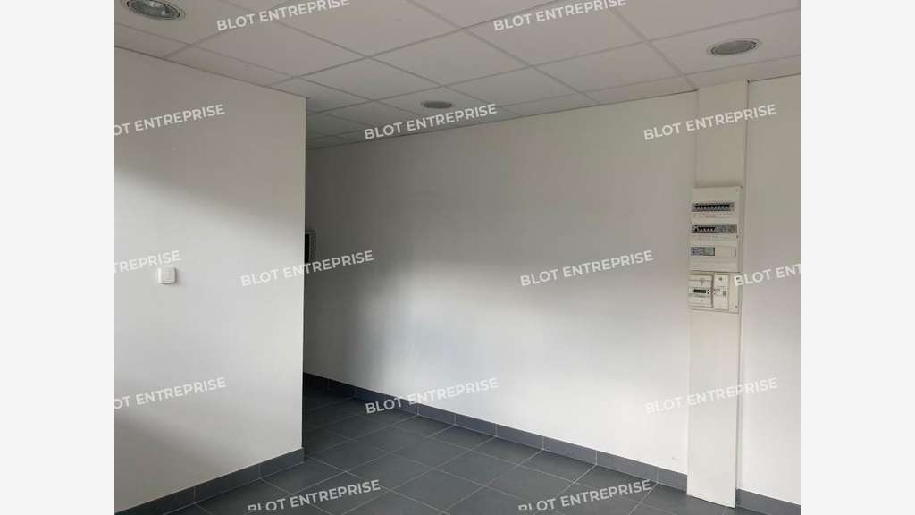 À LOUER - BUREAUX - 45 m² - LOPERHET