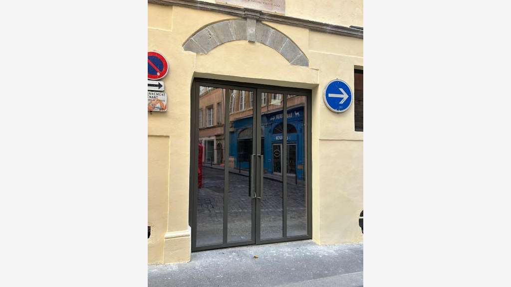BUREAUX OU COMMERCE DE 74 M² SITUES AU RDC