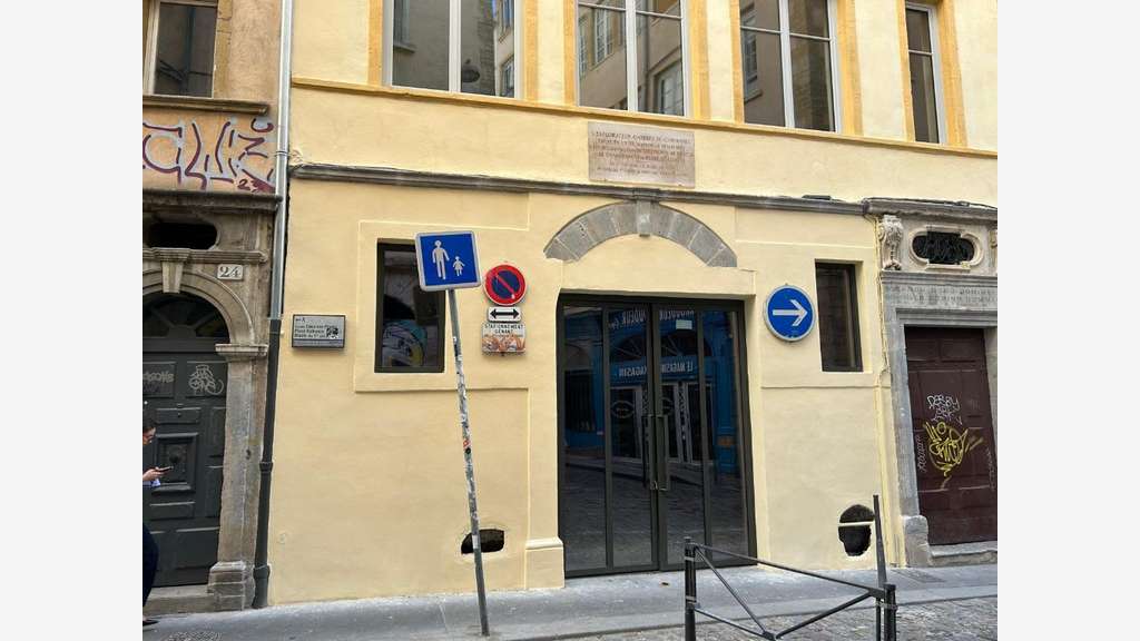 BUREAUX OU COMMERCE DE 74 M² SITUES AU RDC