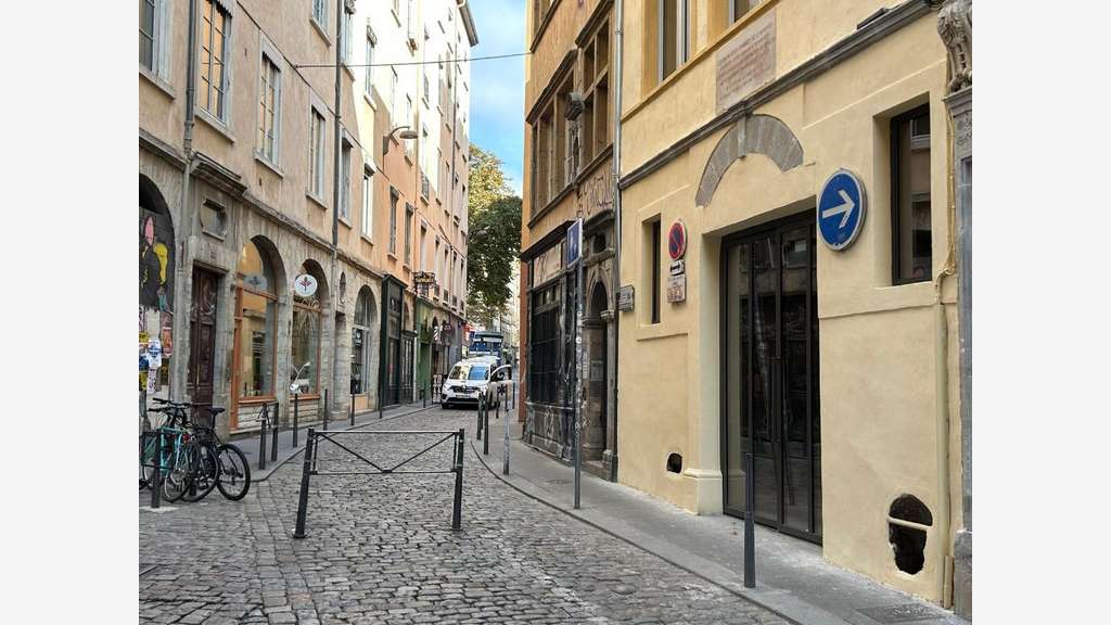BUREAUX OU COMMERCE DE 74 M² SITUES AU RDC
