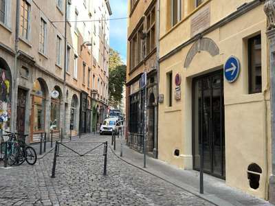 BUREAUX OU COMMERCE DE 74 M² SITUES AU RDC