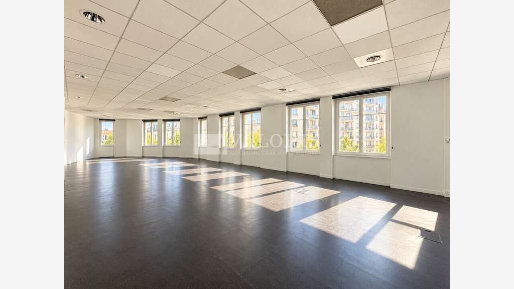 Bureaux lumineux dès 295 m² à louer à Lyon 6e