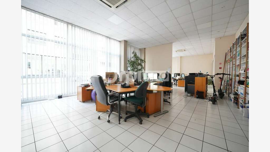 Local commercial à louer 246m² à Lyon 6e