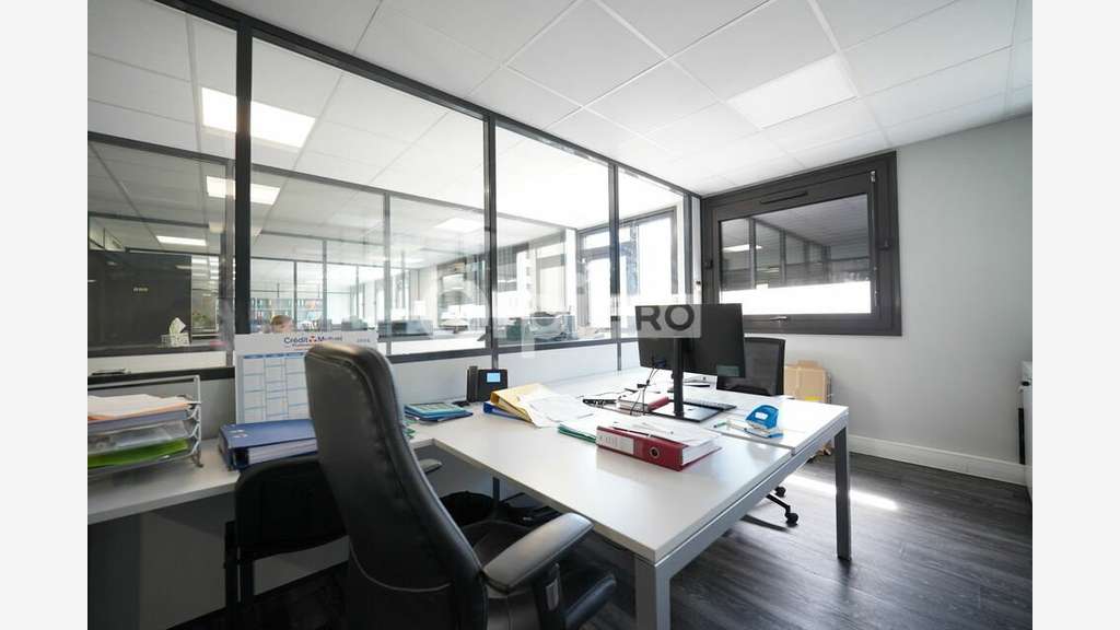 BUREAUX A VENDRE OU A LOUER - 299,95 m² - LYON 6
