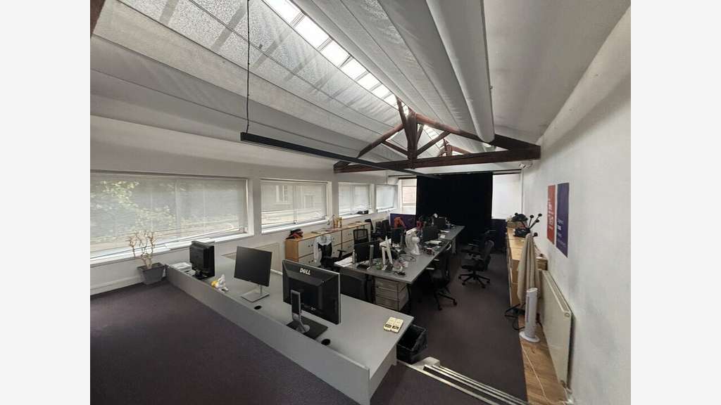 A louer bureaux 435m² en fond de cours Lyon 69009