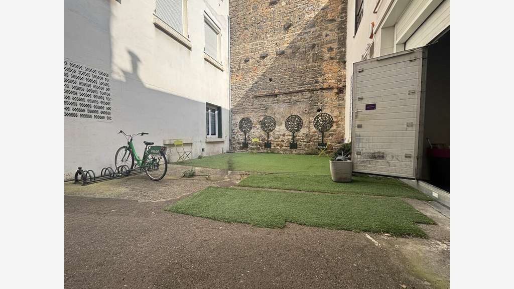 A louer bureaux 435m² en fond de cours Lyon 69009