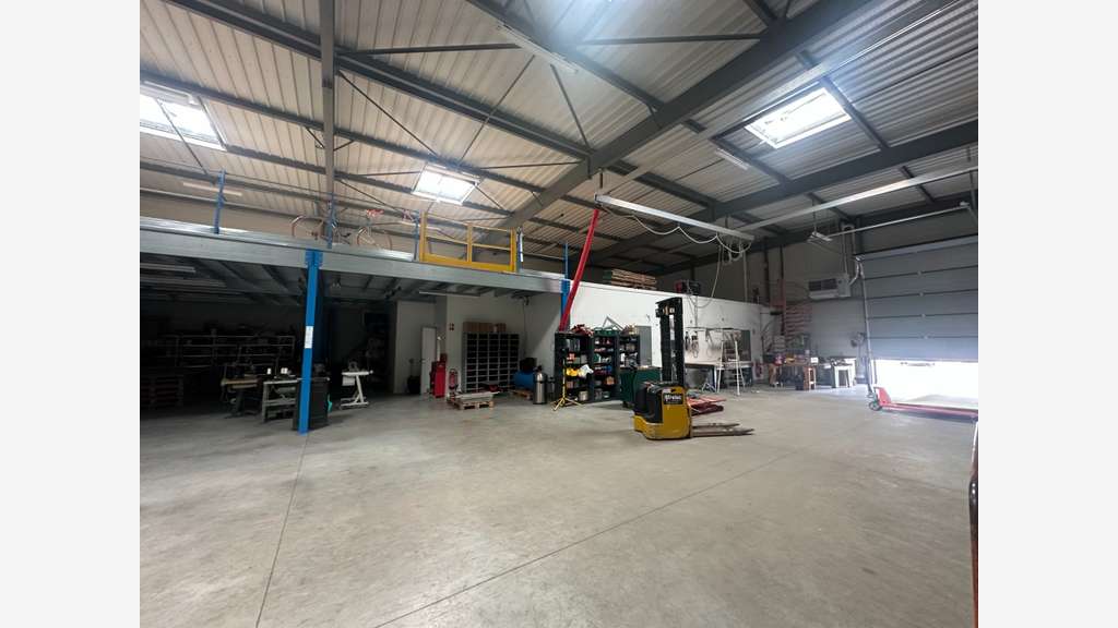 Local d'activités de 643m² à louer Sud Mâcon (71)