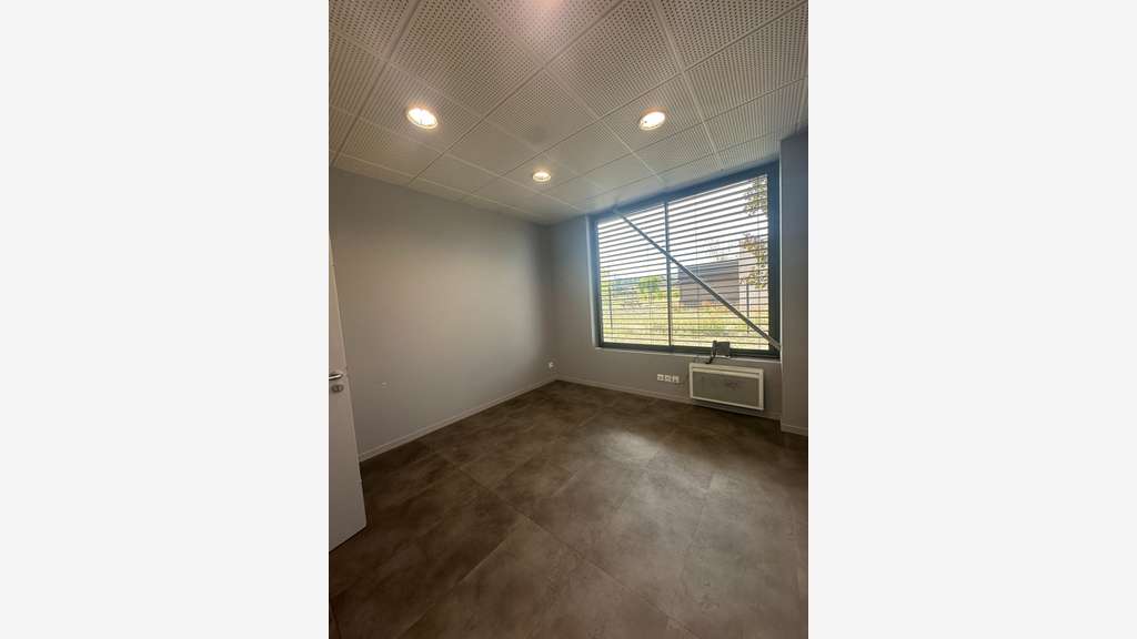 Local d'activités de 643m² à louer Sud Mâcon (71)