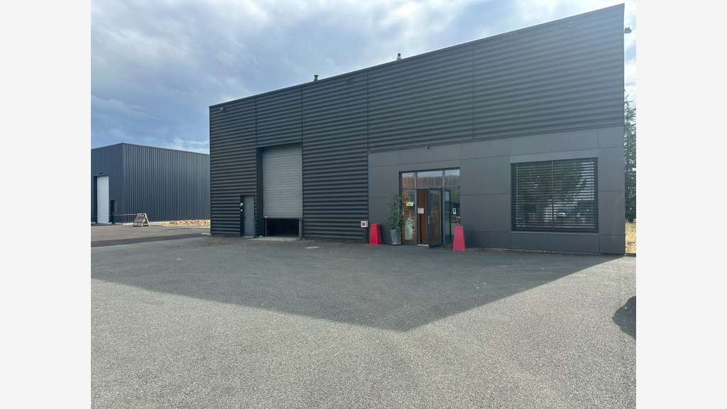 Local d'activités de 643m² à louer Sud Mâcon (71)