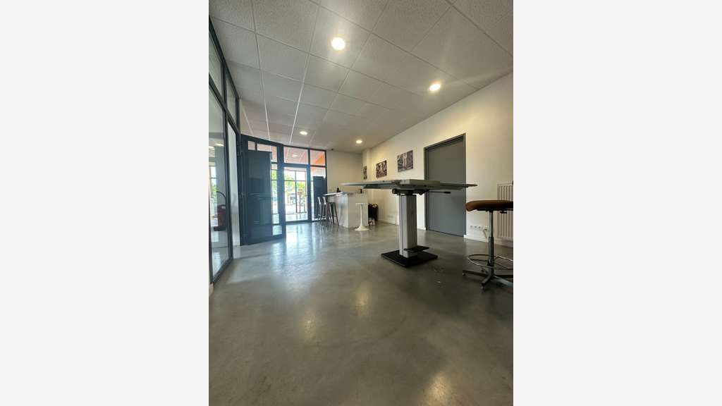 Local d'activités de 643m² à louer Sud Mâcon (71)