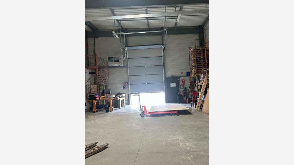 Local d'activités de 643m² à louer Sud Mâcon (71)