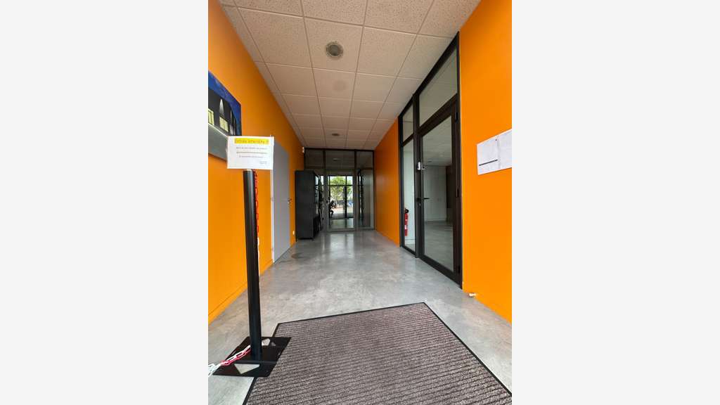 Local d'activités de 643m² à louer Sud Mâcon (71)