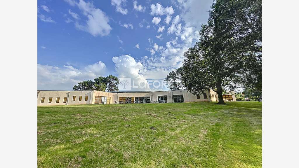 Bureaux 955m² dans parc arboré à Malestroit  