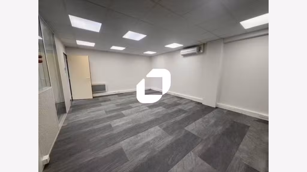 A louer Bureaux 162m² Marines