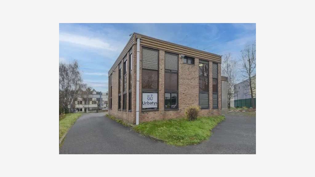 LOCAL PROFESSIONNEL POLYVALENT À LOUER – 122 m² –