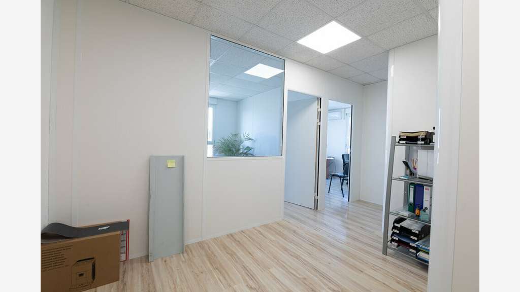 Bureaux de 57m² à louer en R+1 à Mauguio