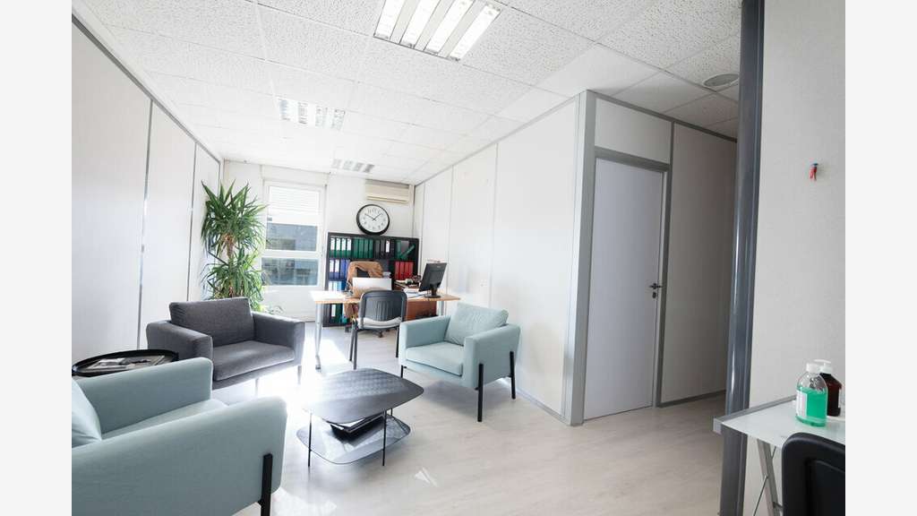 Bureaux de 57m² à louer en R+1 à Mauguio