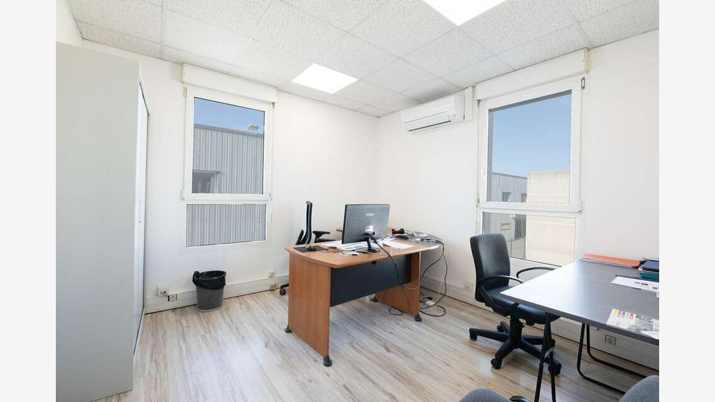 Bureaux de 57m² à louer en R+1 à Mauguio